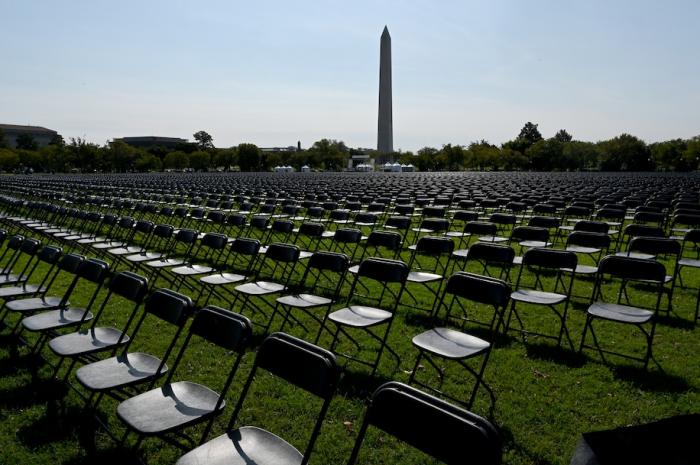 Напротив Белого дома в США установили 20 тыс. пустых стульев, фото: The Washigton Post