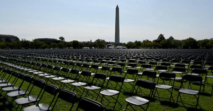 Напротив Белого дома в США установили 20 тыс. пустых стульев, фото: The Washigton Post