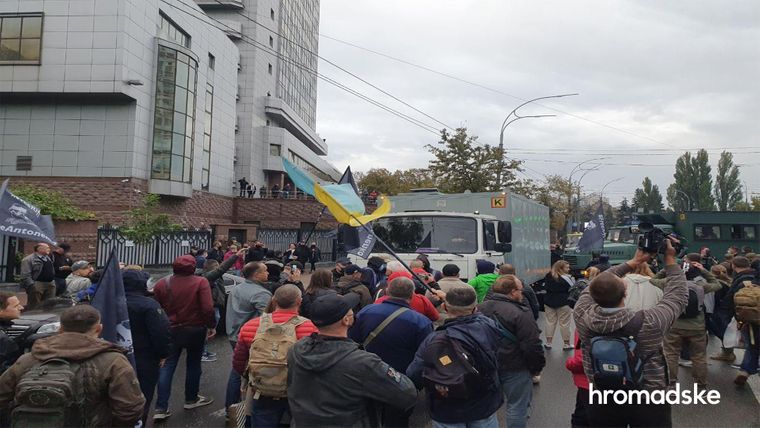 Силовики жорстко розігнали прихильників “Ріффа” під судом у Києві