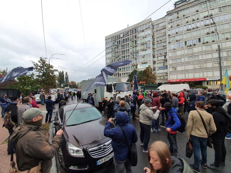 Силовики жорстко розігнали прихильників “Ріффа” під судом у Києві 