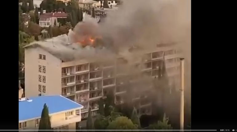 В оккупированной Ялте горел санаторий с российскими военными, скриншот видео