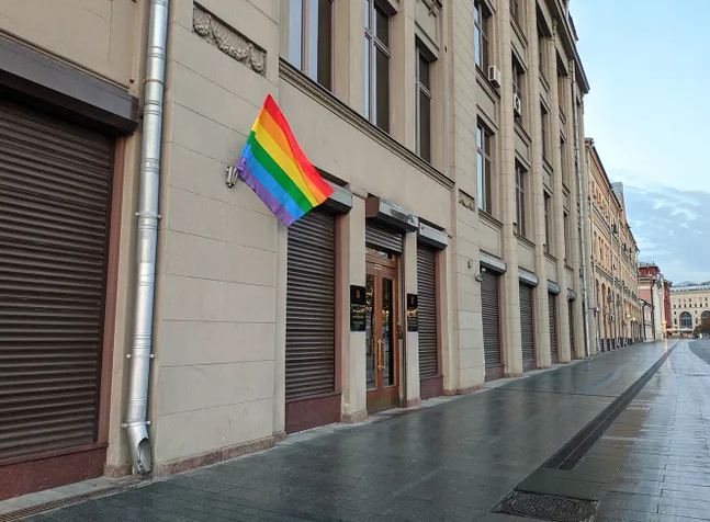 Путіна привітали з днем народження ЛГБТ-прапорами, фото — Медуза