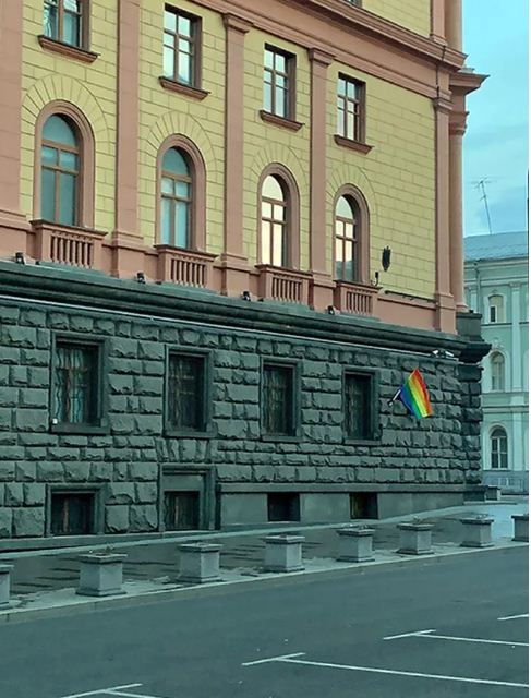 Путіна привітали з днем народження ЛГБТ-прапорами, фото — Медуза