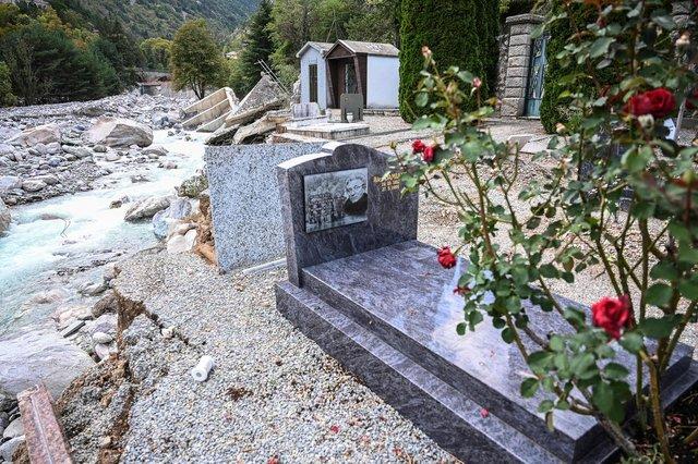 Шторм размыл кладбище во Франции, покойников понесло водой в Италию, фото — Reuters