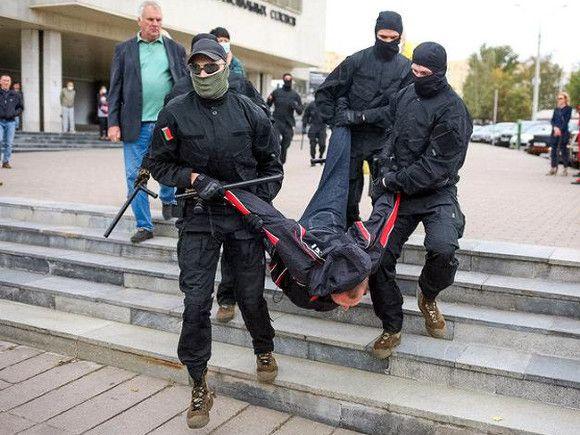 Мережу шокувало нове відео з побиттям протестувальників в Білорусі, фото — Росбалт