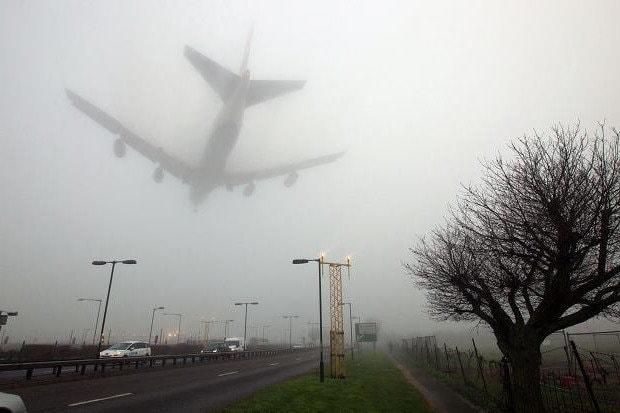 Літак у тумані. Фото: Телеграф