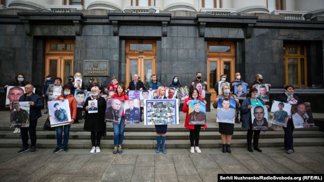 Родные пленных пришли к офису Зеленского. Фото: Сергей Нуженко