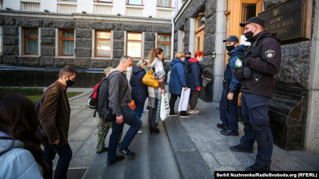 Родные пленных пришли к офису Зеленского. Фото: Сергей Нуженко