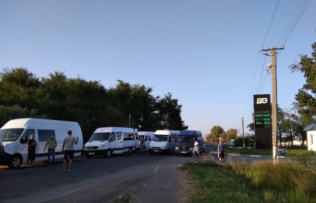 Сотні машин стоять на кордоні з Угорщиною. Фото: mukachevo.net