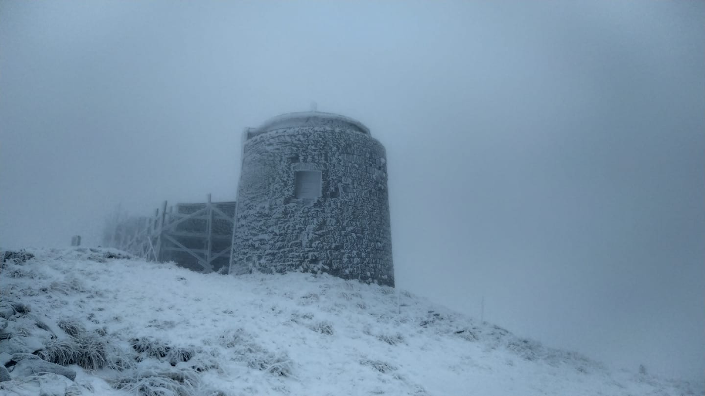 Сніг на високогір’ї Карпат. Фото: Чорногірський гірський пошуково-рятувальний пост у Facebook