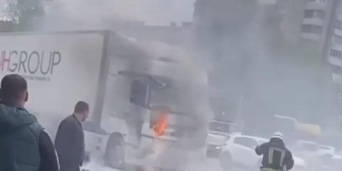 У Києві на дорозі спалахнула вантажівка, скріншот відео