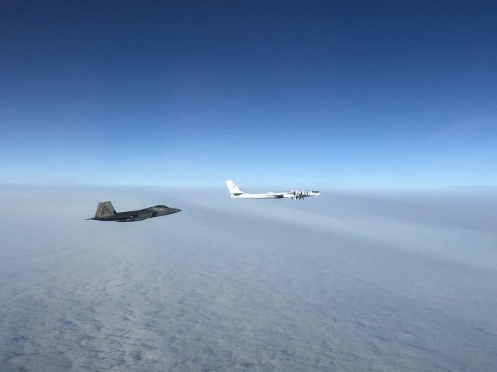 F-22 перехопили біля Аляски російські бомбардувальники. Фото: NORAD