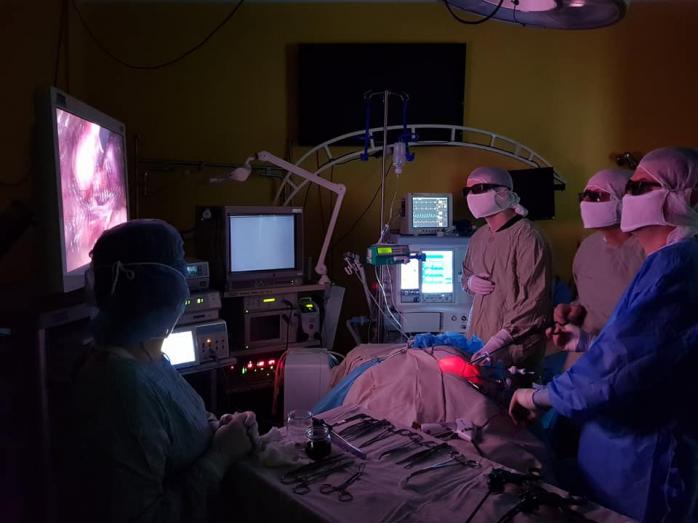 Хірурги Львова прооперували дитину без розрізу. Фото: Охматдит