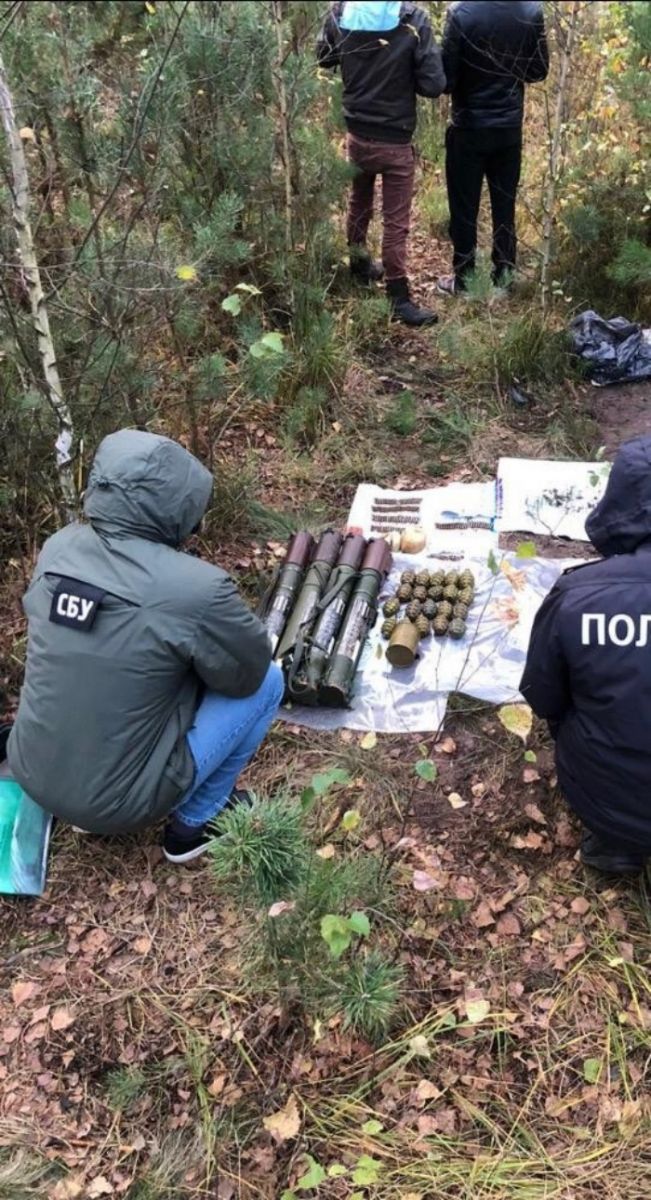 На Ровенщине обнаружили схрон с гранатами и взрывчаткой, фото: СБУ