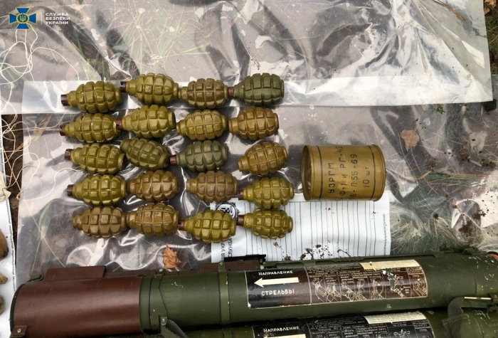 На Ровенщине обнаружили схрон с гранатами и взрывчаткой, фото: СБУ