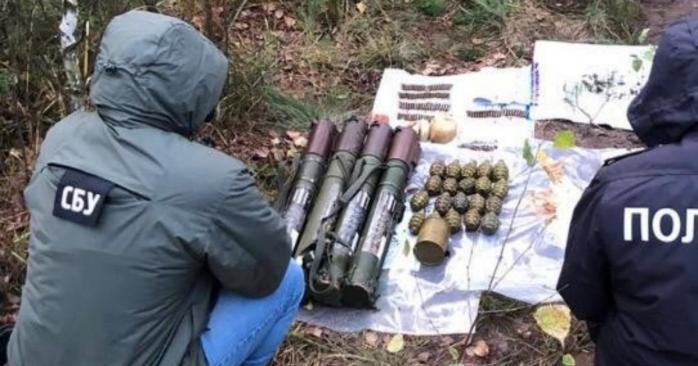 На Рівненщині виявили схрон з гранатами та вибухівкою, фото: СБУ