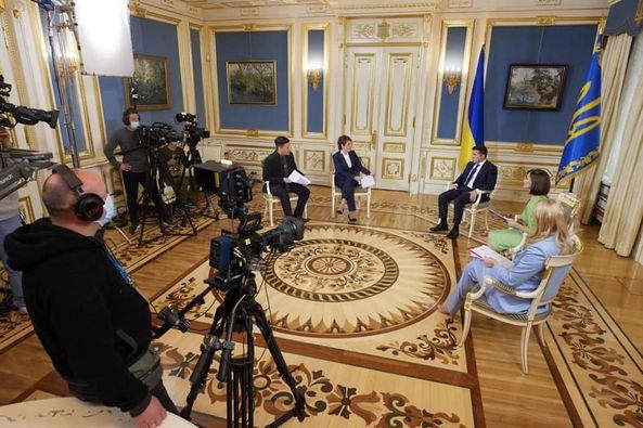 Те же гости в тот же дом — Зеленский, как и предшественники, дал интервью избранным телеканалам, фото — Ю.Мендель