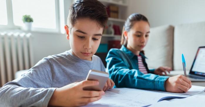 Детям могут запретить пользоваться смартфонами в школах, фото: ITC.ua