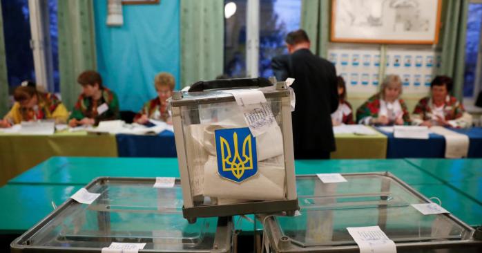 Из-за коронавируса люди боялись работать на выборах в УИК. Фото: djerela.com.ua