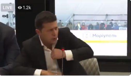 Зеленський злякався на хокеї в Маріуполі, скріншот відео