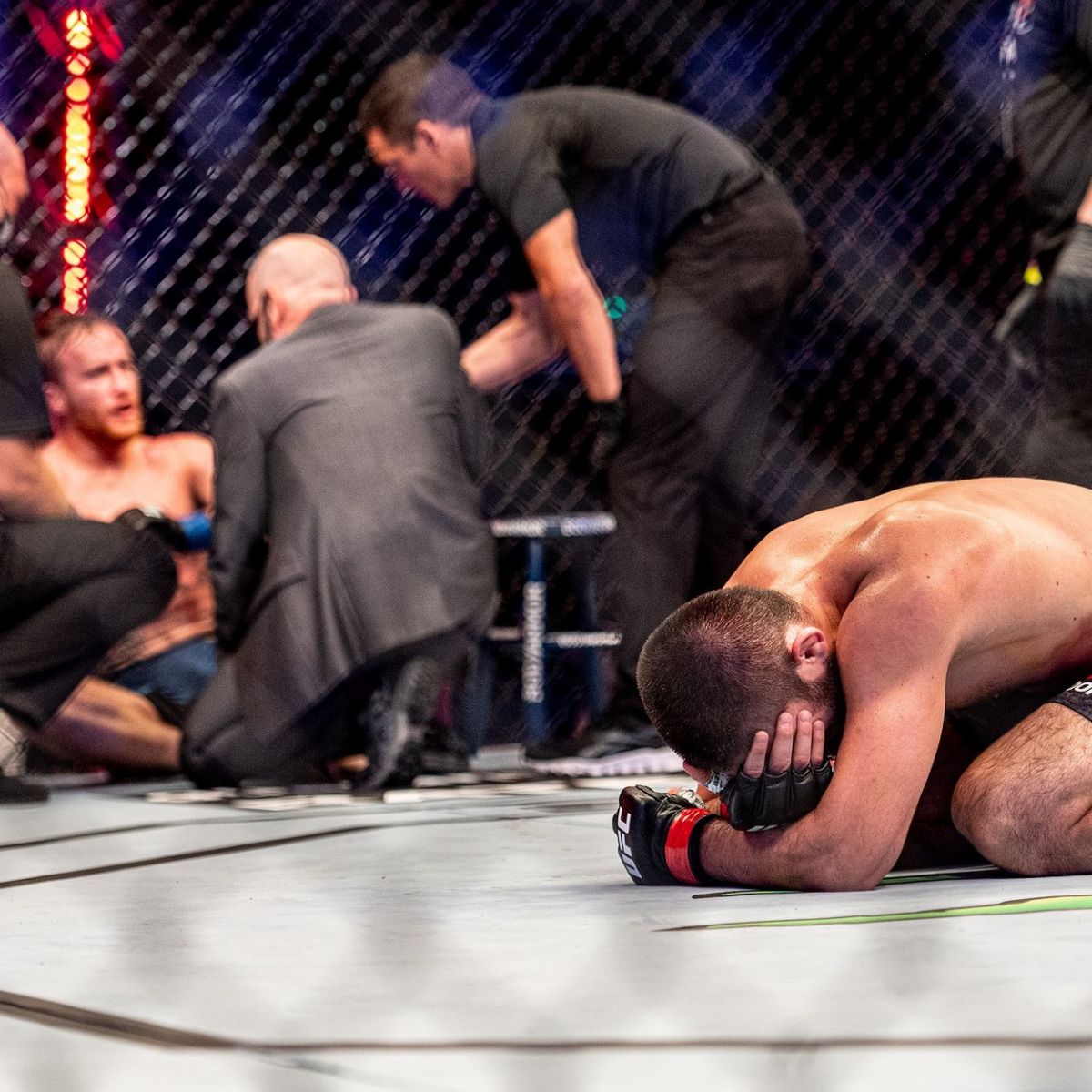 После боя Хабиб расплакался. Фото: UFC