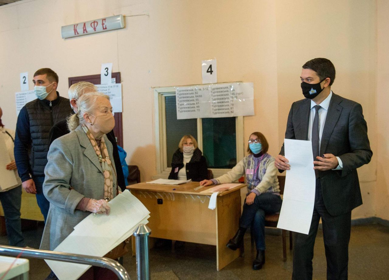 Разумков проголосовал на местных выборах. Фото: пресс-служба ВРУ