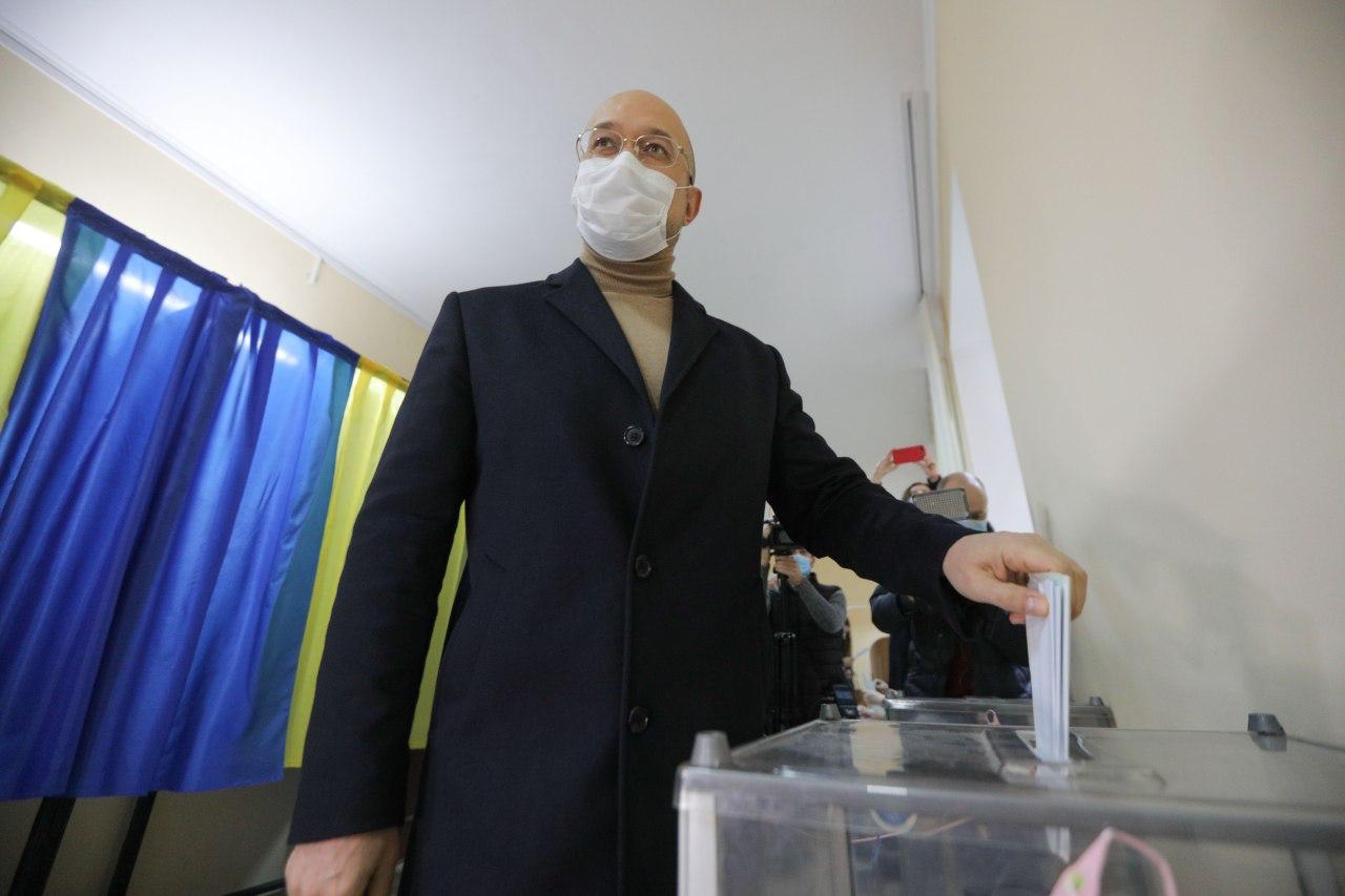 Шмигаль проголосував на місцевих виборах. Фото: Фейсбук Шмигаля