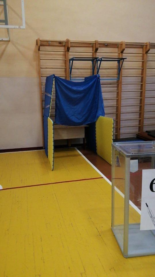 У Житомирі кабінки для голосування виготовили із драбин, ширми, столів і крісел, фото — ОПОРА