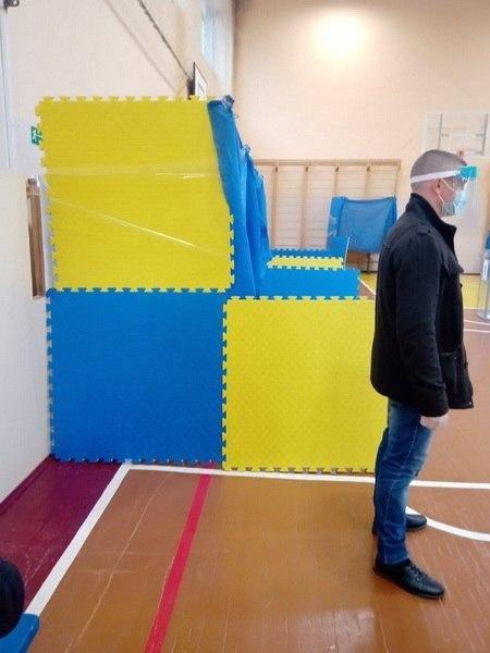 В Житомире кабинки для голосования соорудили из лестниц, ширмы, столов и кресел, фото — ОПОРА