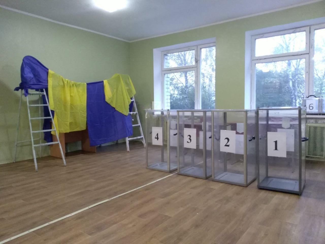 В Житомире кабинки для голосования соорудили из лестниц, ширмы, столов и кресел, фото — ОПОРА