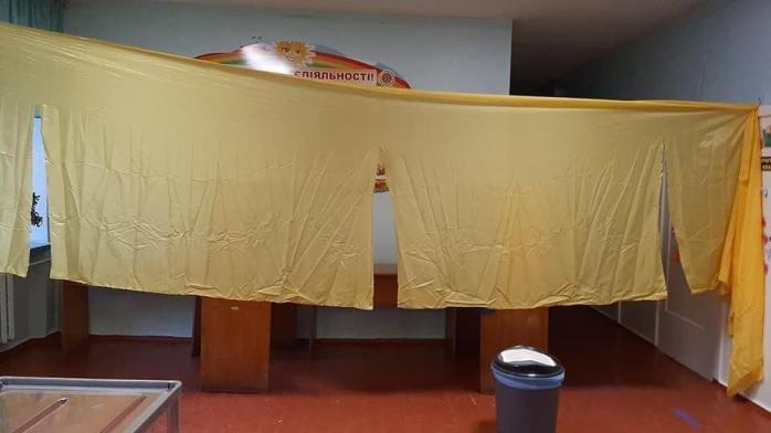В Житомире кабинки для голосования соорудили из лестниц, ширмы, столов и кресел (ФОТО)
