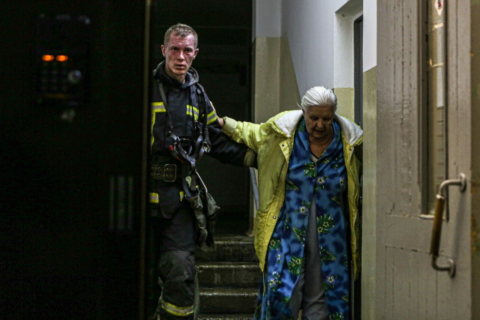  Пожар в центре Киева тушили на последнем этаже 12-этажки, фото — ГСЧС