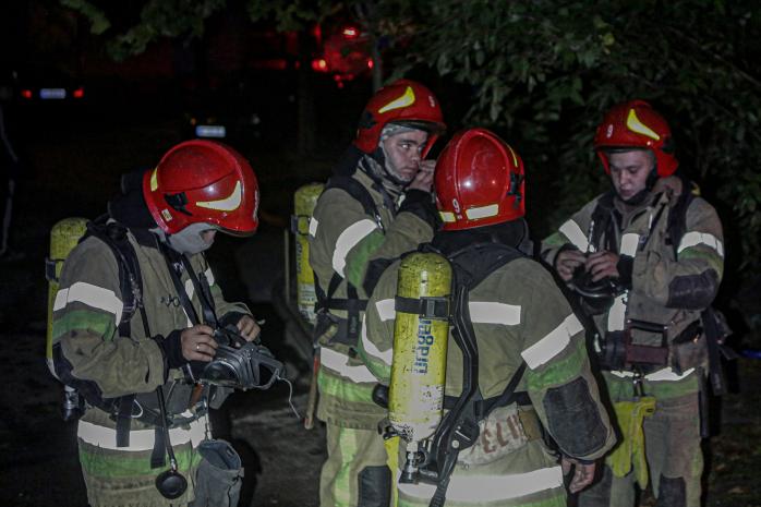 Пожар в центре Киева тушили на последнем этаже 12-этажки, фото — ГСЧС