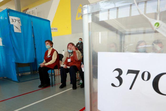 Через двое суток после выборов голоса посчитали только в шести областях, фото — 112 Украина