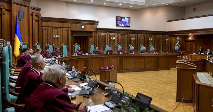 Суддів КСУ хочуть викликати «на килимок» у Раду. Фото: 24 канал