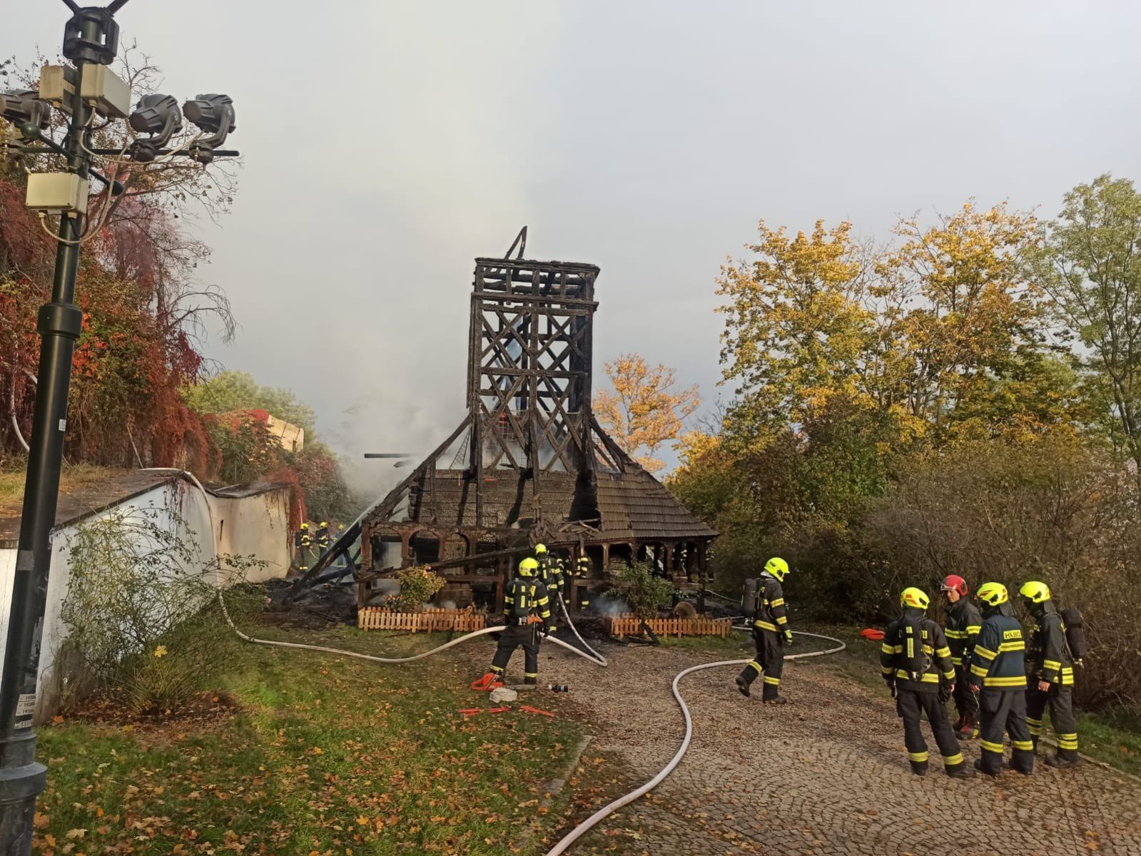 Давня українська церква згоріла у Празі. Фото: Євген Перебийніс