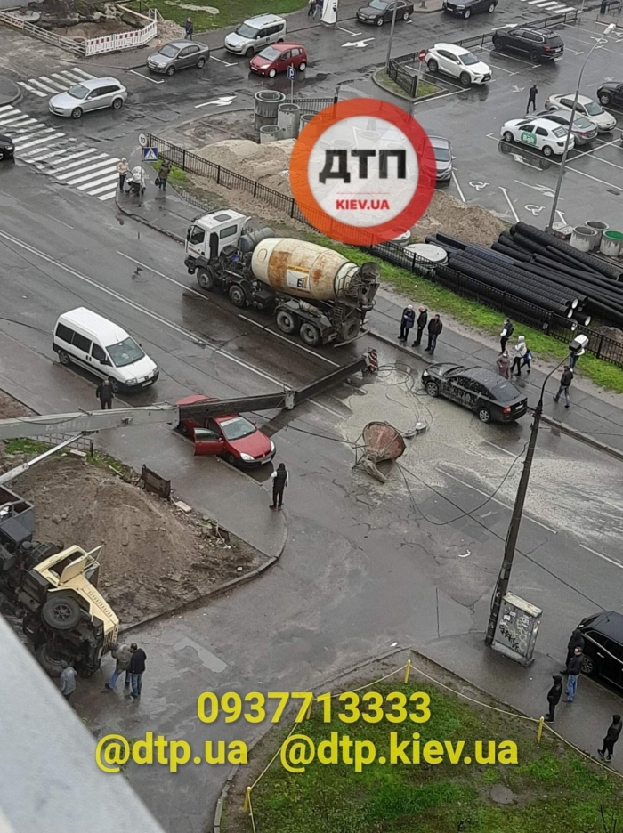 Падение крана в Киеве, фото: dtp.kiev.ua