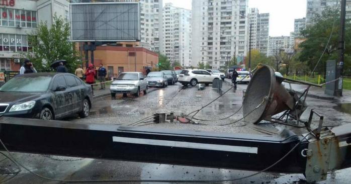 Падение крана в Киеве, фото: КГГА