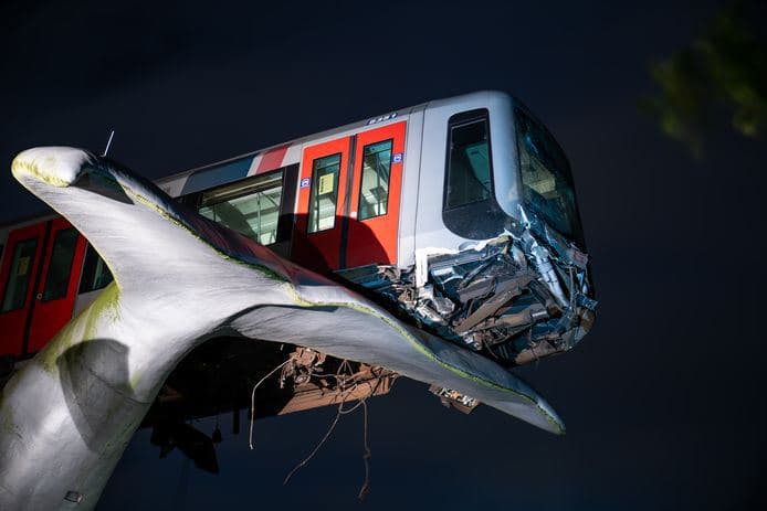 «Китові хвости» врятували поїзд в Роттердамі від падіння в воду, фото — ad.nl
