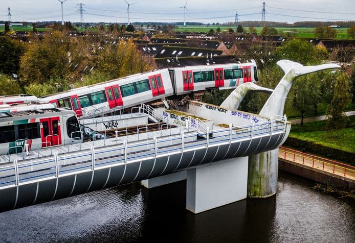 «Китові хвости» врятували поїзд в Роттердамі від падіння в воду, фото — ad.nl