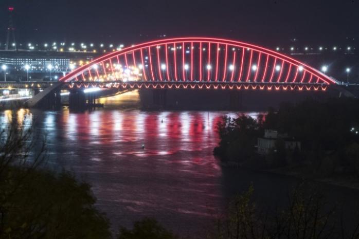 Влада Києва показала освітлення Подільсько-Воскресенського мосту — романтичні фото і відео
