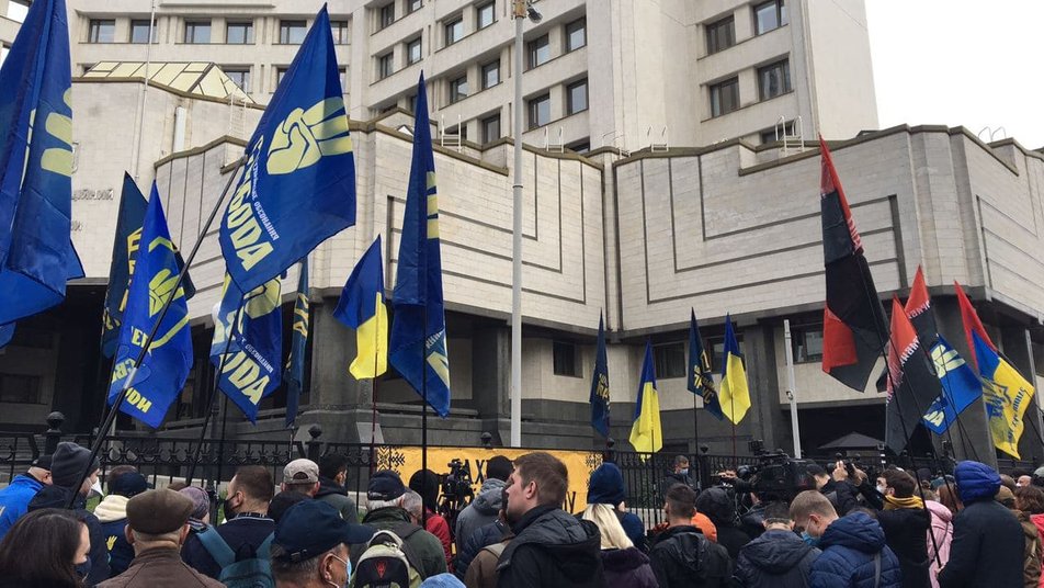Тупицкого отправляют в Ростов — протест под КСУ в защиту языкового закона, фото — Суспільне