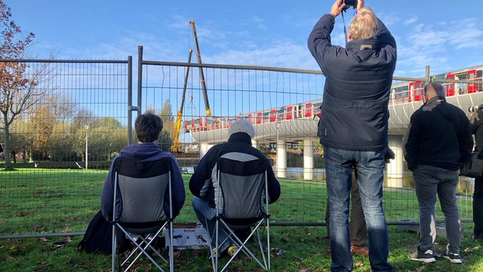 Люди прийшли подивитись, як зі скульптури китів знімають вагон метро. Фото: Rijnmond у Twitter