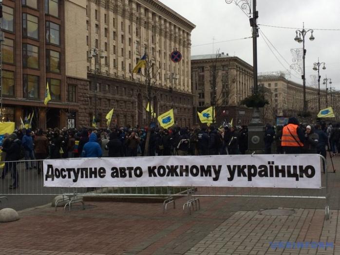 «Евробляхеры» перекрыли движение в правительственном квартале Киева