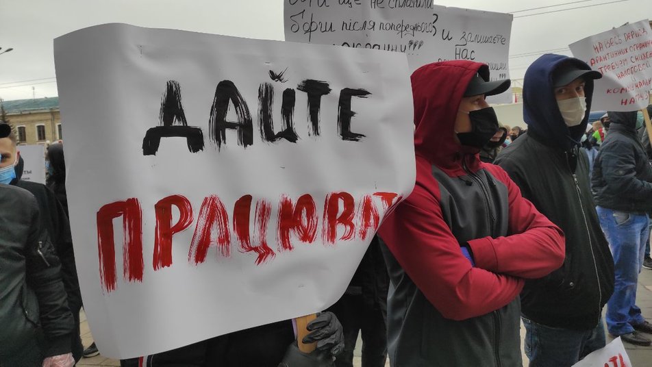 На антикарантинный протест в Харькове вышли бармены, официанты и енот, фото — Суспільне