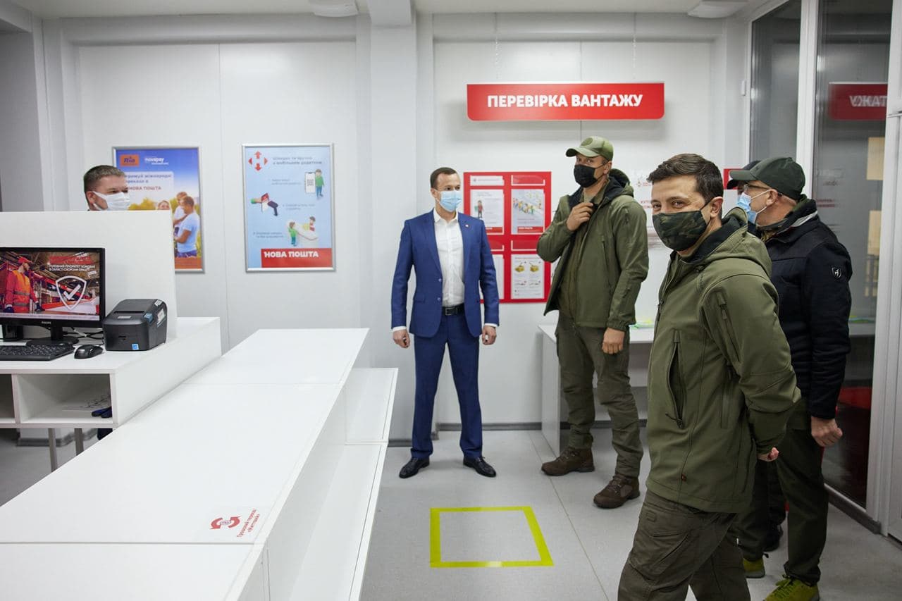 Зеленский с европейскими послами проинспектировал новый КПВВ на Донбассе, фото — ОП