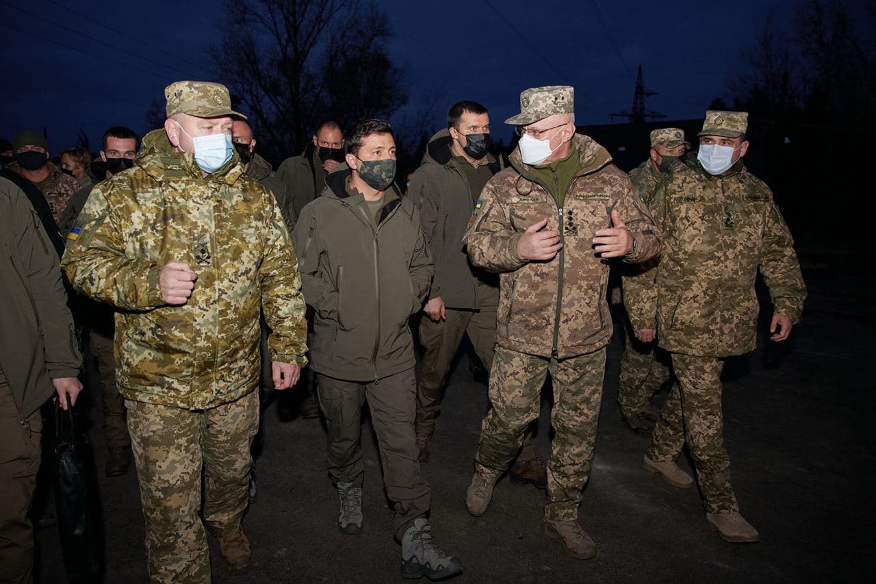 Зеленский с европейскими послами проинспектировал новый КПВВ на Донбассе, фото — ОП