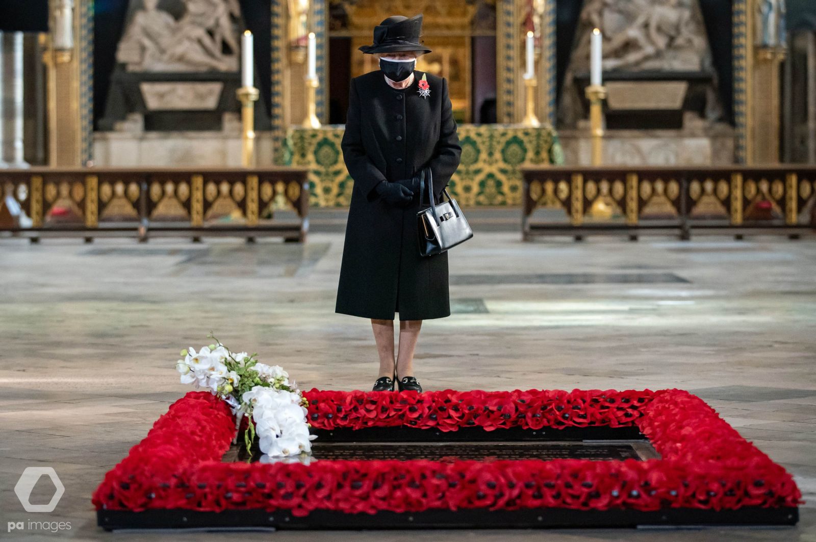 Королева Елизавета II в маске впервые появилась на публике. Фото: Aaron Chown