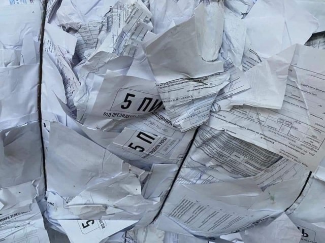 «Слуги» пояснили, чому анкети опитування Зеленського опинилися на смітнику, фото — А. Смолій