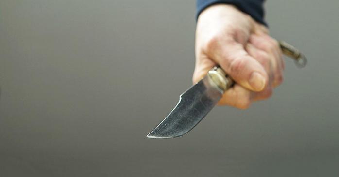 Напад з ножем. Фото: iz.ru